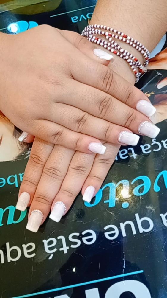 Unhas francesinha com strass na esmalteria do West Plaza