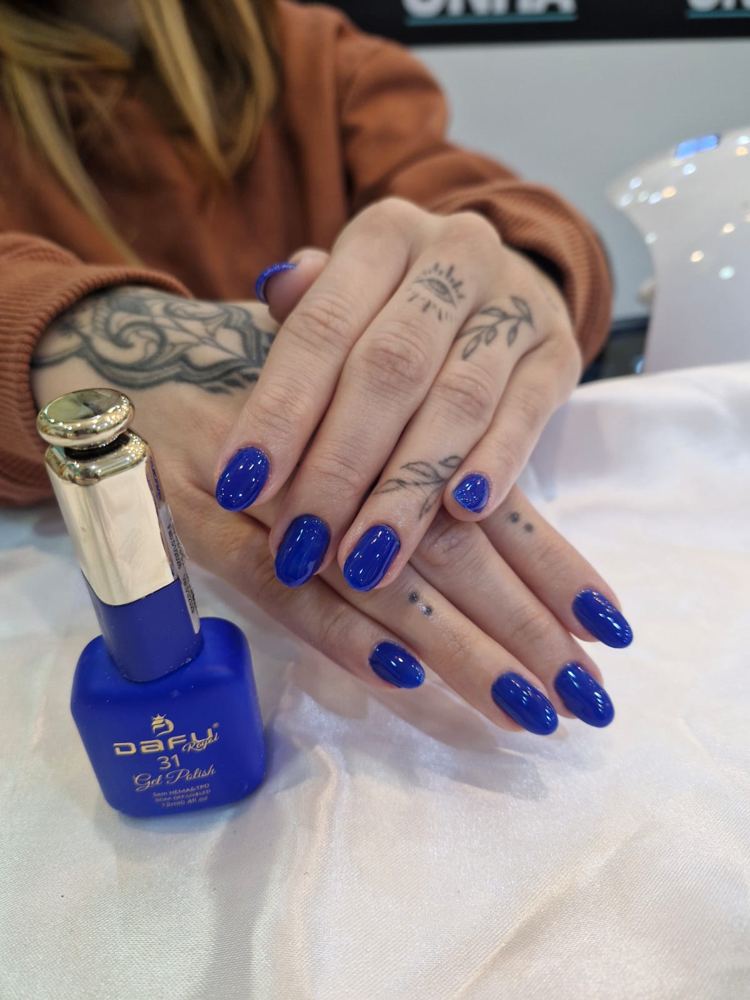 Unha em gel azul feita na Inova Cabelo & Unha West Plaza
