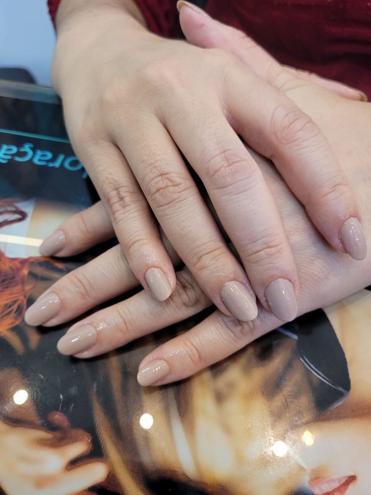Esmaltação nude feita na Inova West Plaza
