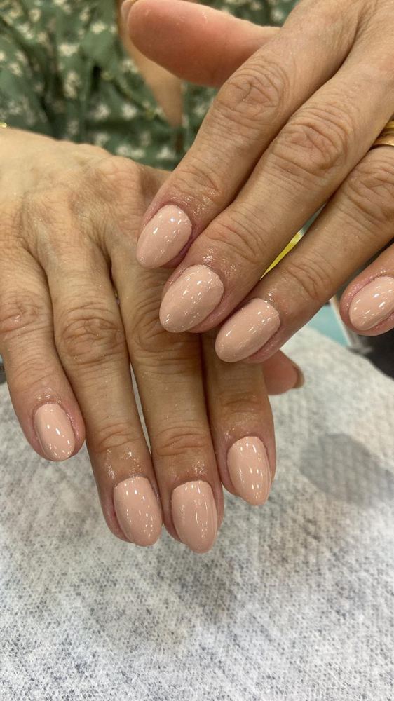 Manicure com esmalte nude na Barra Funda